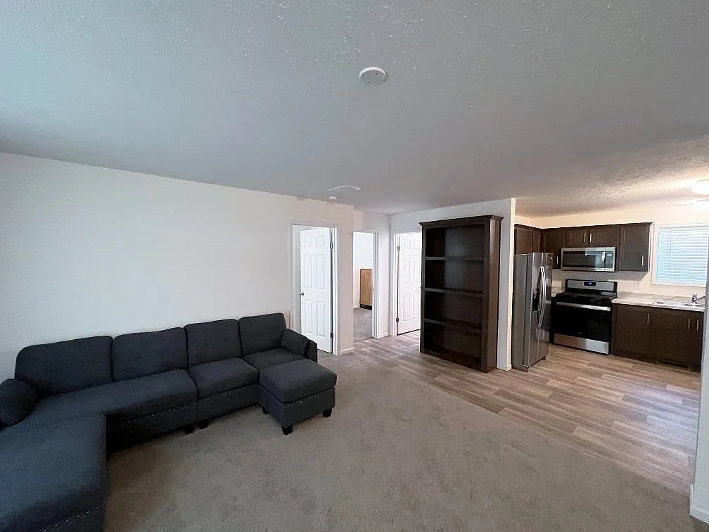 3 bed, 2.0 bath, 1085 sqft, $1,800 — Photo 3