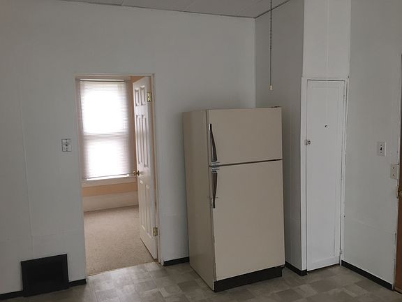 Kitchen w/ Fridge