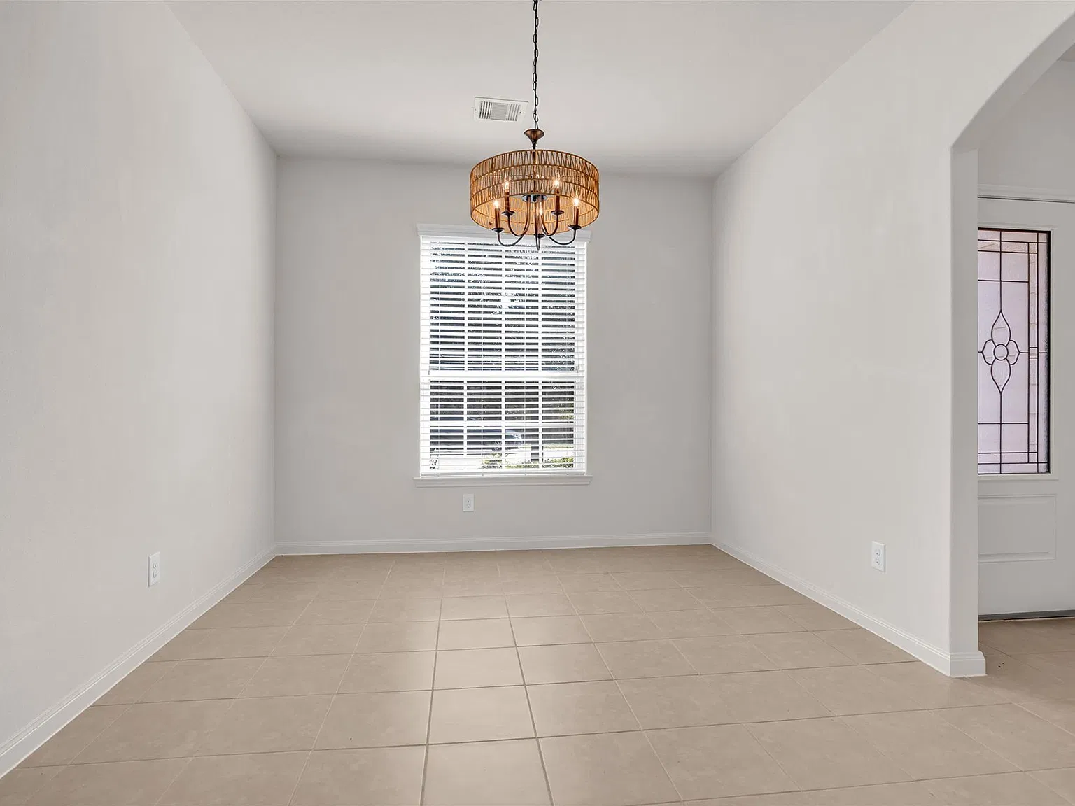 3 bed, 2.5 bath, 1576 sqft, $1,950 — Photo 2