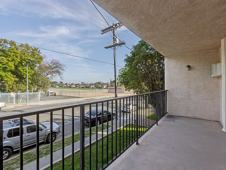 Lindley Apt — Photo 21