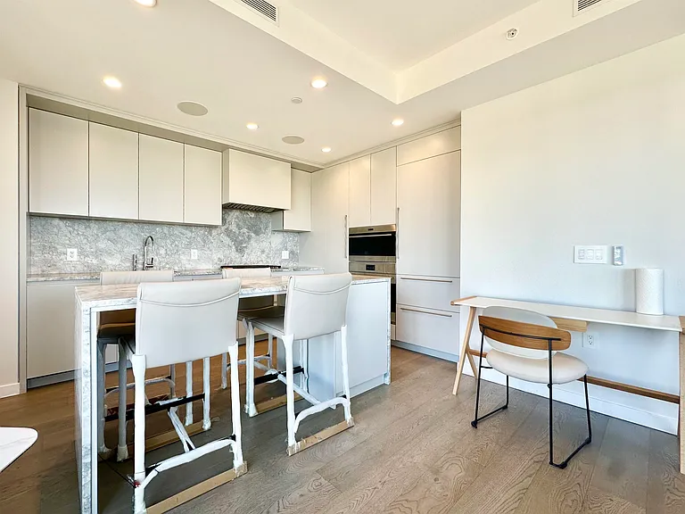 7433 Cambie St #1907 — Photo 12