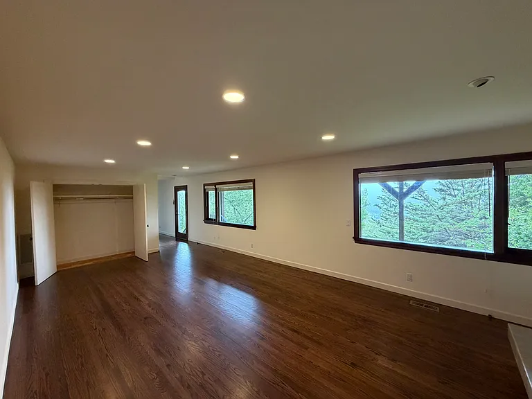 Lower floor large versatile bedroom double-closet.