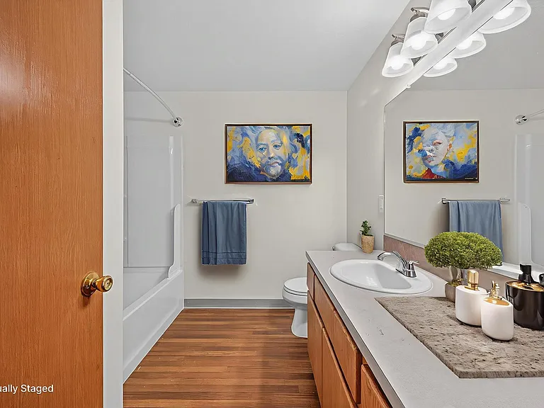 Bluebird Davis Street — Photo 18