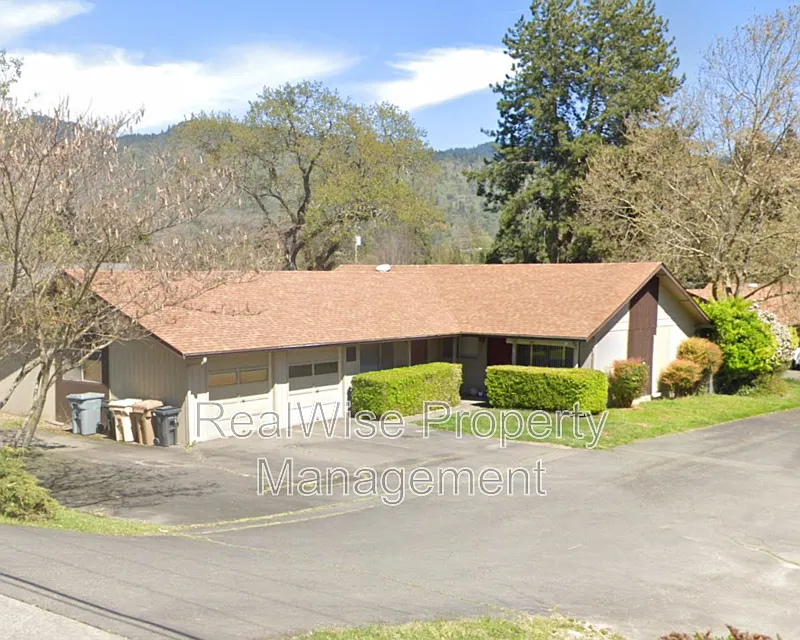 1227 NW Highland Ave Unit A photo 1