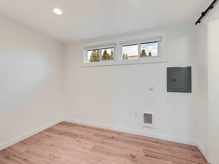 495 SE Maylor St — Photo 9