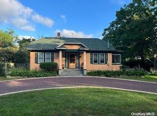 27 Hiawatha Dr, Brightwaters, NY 11718