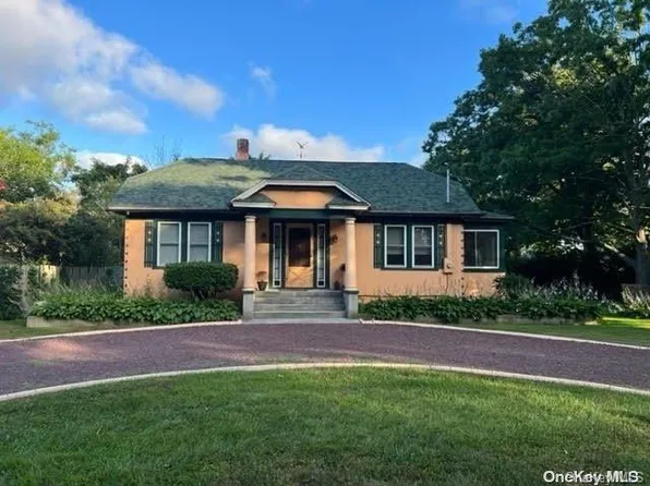 27 Hiawatha Drive, Brightwaters, NY 11718