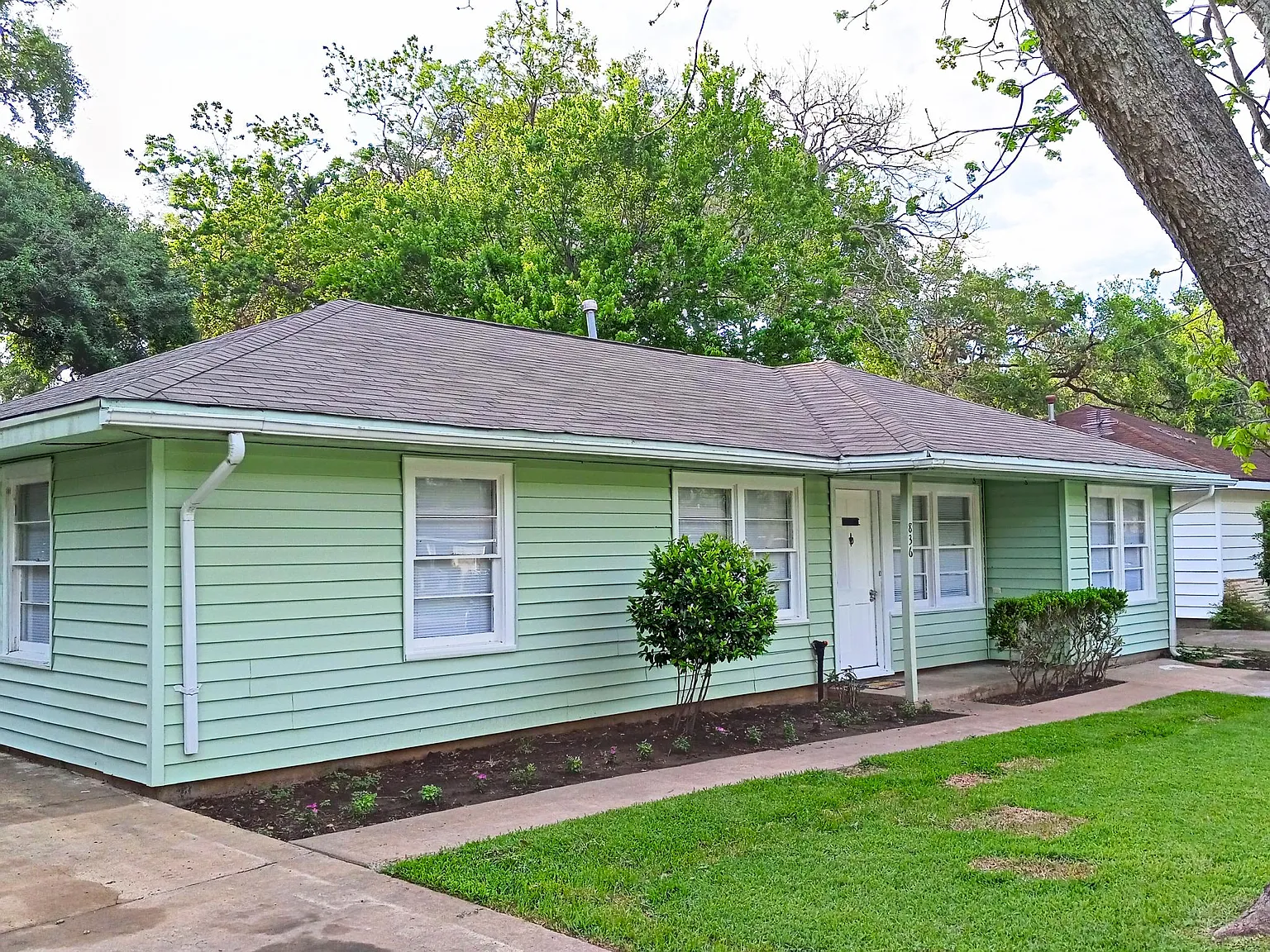 836 Magnolia St — Photo 1