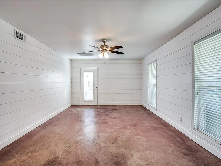 8503 Manhattan Dr — Photo 6