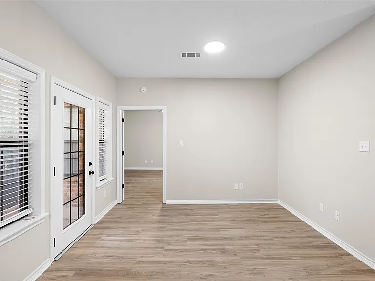 1301 Essex Grn — Photo 12