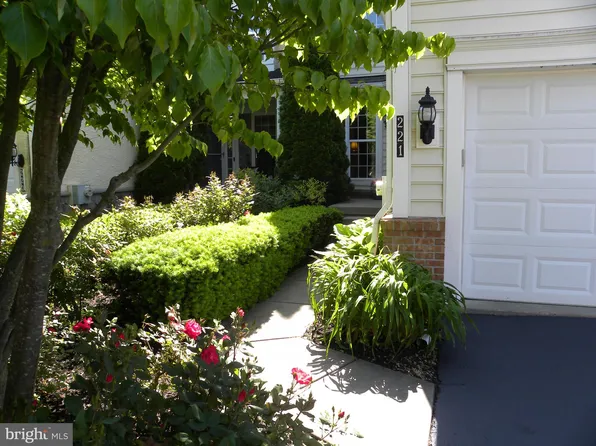 221 N Caldwell Cir, Downingtown, PA 19335