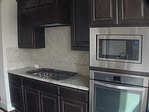 5th image of 912 Chapel Hill Ln