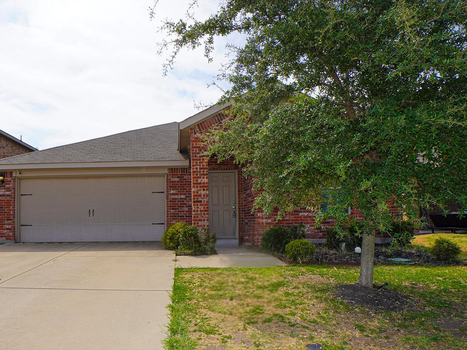 4 bed, 1923 sqft, $2,200 — Photo 2