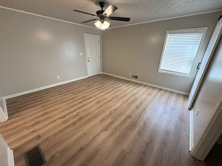 355 Sunset Dr #C — Photo 3
