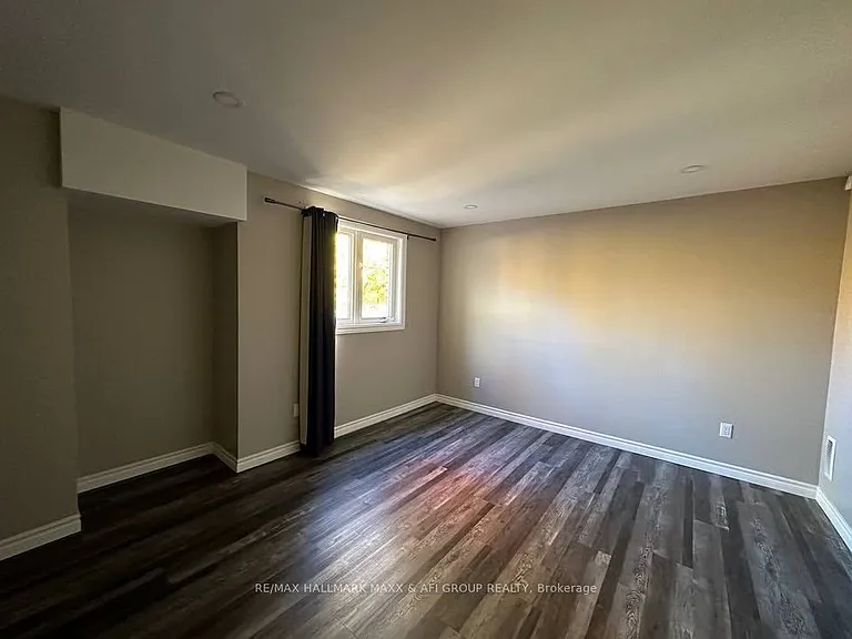 33 Camelot Sq — Photo 6