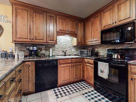 5th image of 21 Sonoma Dr