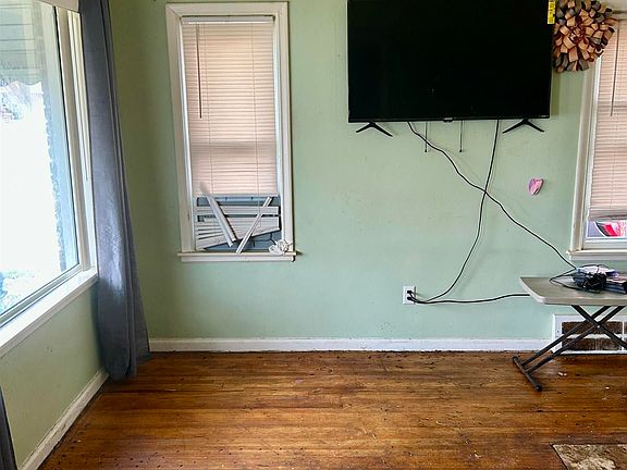 4th image of 23060 David Ave