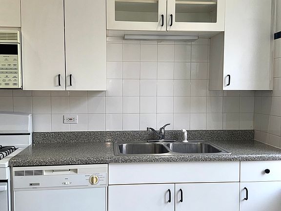 2nd image of 646 W Buckingham Pl APT 2