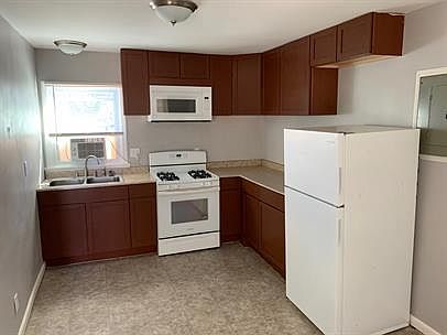 4th image of 8265 Center Dr