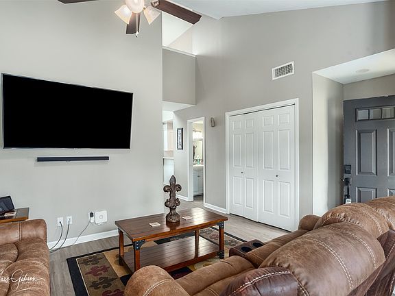 5th image of 9496 Carriage Ln