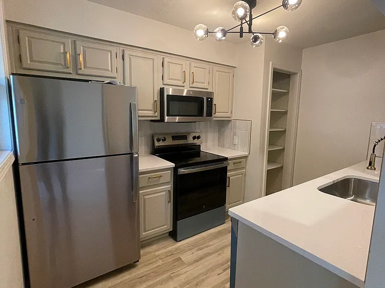 1207 Geneva St — Photo 13