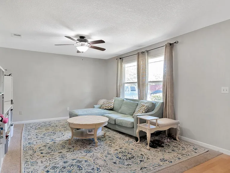 1126 Coral Dr — Photo 16
