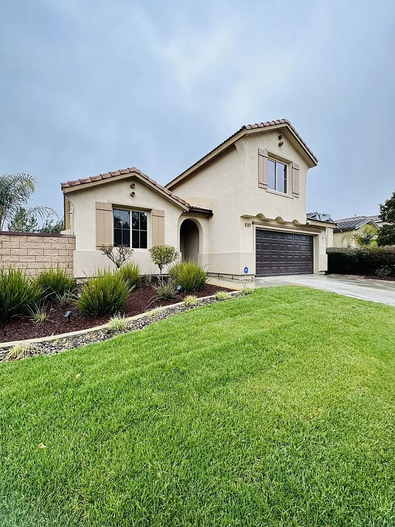 Canyon Hills 4 Bedroom Beauty with Stunning Hillside Views — Photo 2