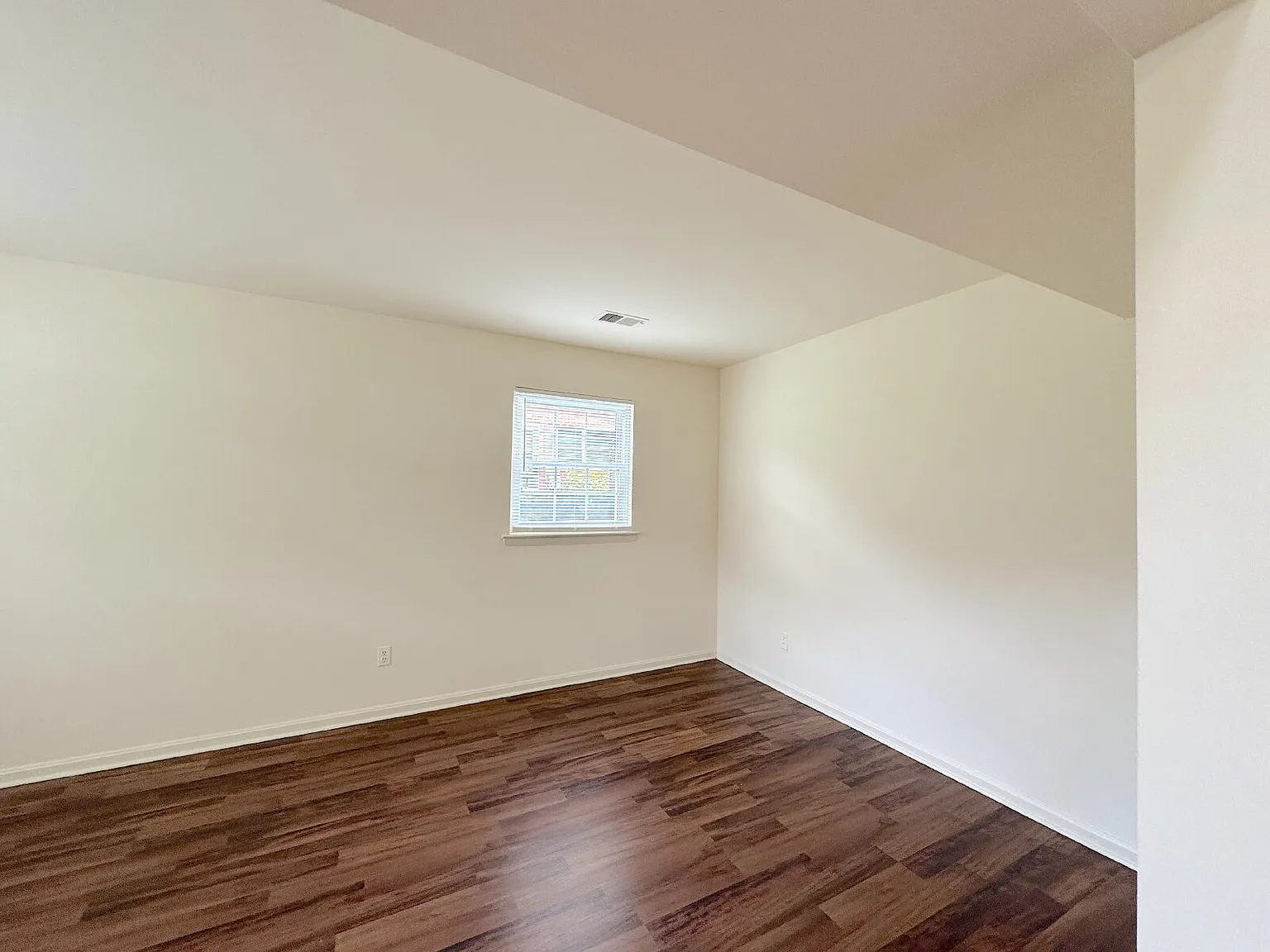 2 bed, 1.0 bath, 986 sqft, $1,900 — Photo 3