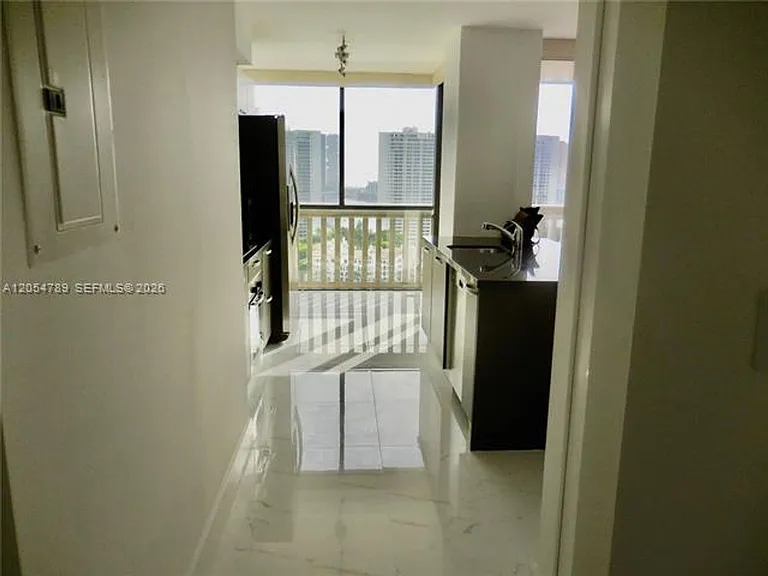 1000 Island Blvd #CU-2308 — Photo 31