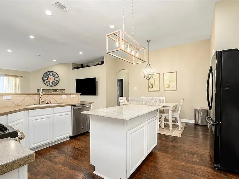 1910 Caroline Ave — Photo 14