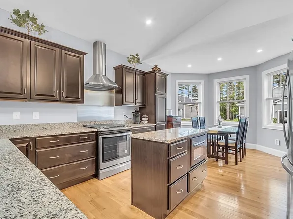 12 Blackstone Drive, Raymond, NH 03077