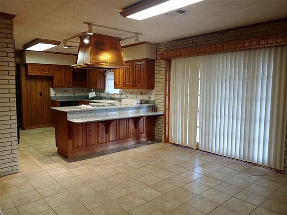 3rd image of 1405 Magnolia Dr