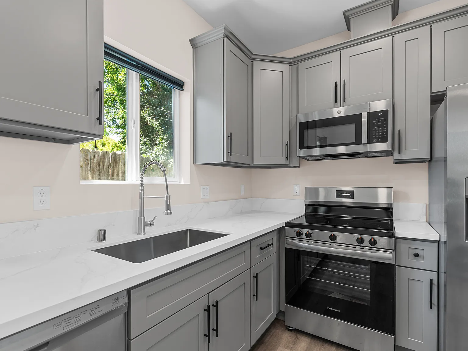 2 bed, 738 sqft, $2,100 — Photo 2