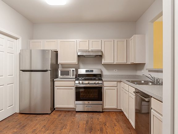 3rd image of 556 Shakespeare Dr