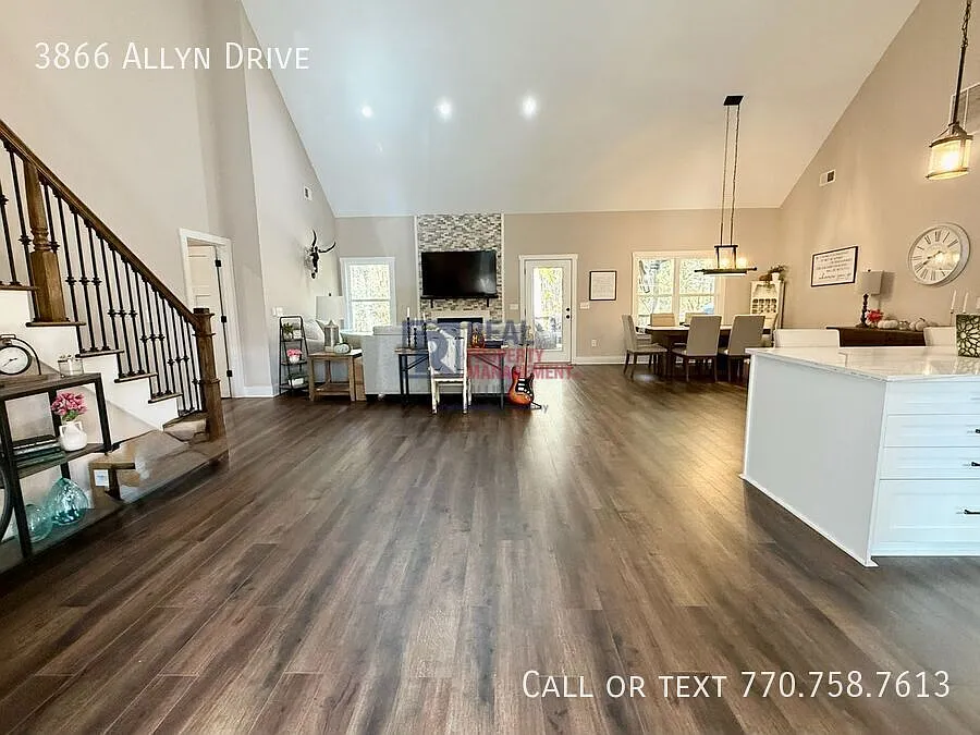 Amazing Fully Furnished Home - Including Full Home Gym! — Photo 3