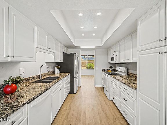 3rd image of 9426 W NEWPORT Drive