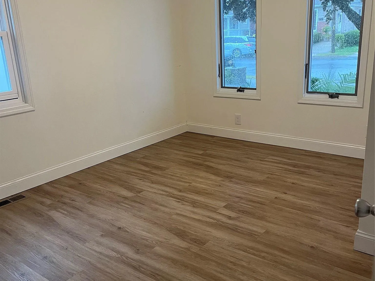3 bed, 1.0 bath, 696 sqft, $3,800 — Photo 3