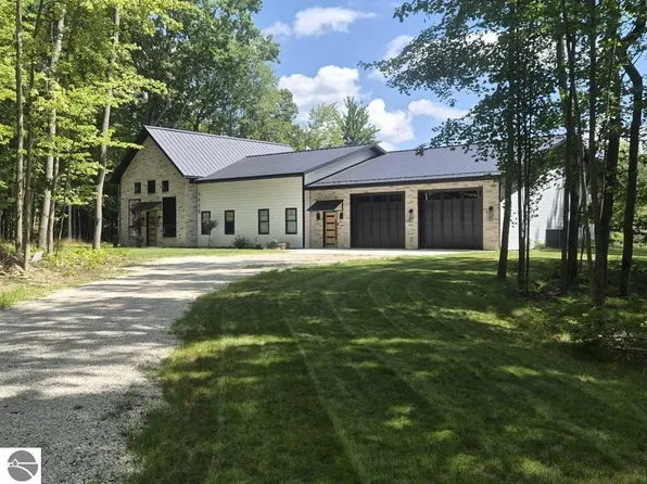 6468 Dunhill Dr, Stanwood, MI 49346