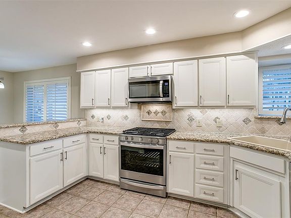 3rd image of 738 Meadowglen Cir