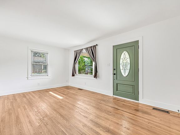 3rd image of 825 Lang St NE