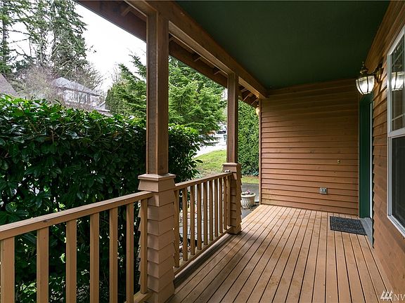 Covered front porch to enjoy your morning cup o'...