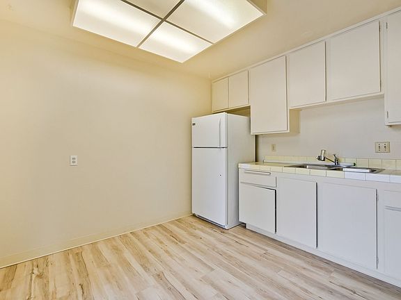 5th image of 3681 Bridgeport Ct APT 4