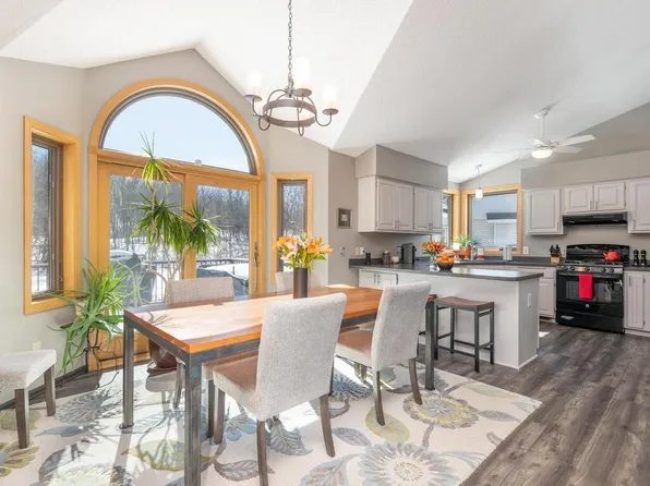 4275 Coachman Ln NE, Prior Lake, MN 55372