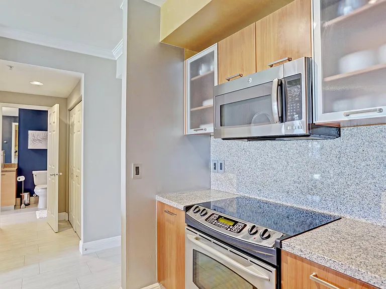 630 Sapodilla Ave #321 — Photo 10