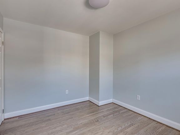 5th image of 202 Roosevelt Ave