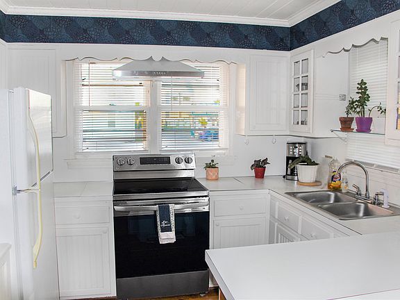 3rd image of 509 Hillside Dr S #A