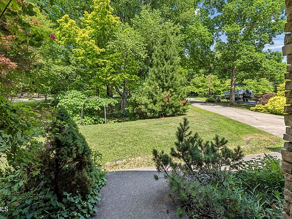 5th image of 236 Lakeshore Cir