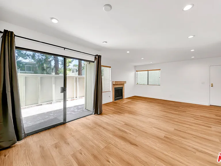 22135 Burbank Blvd #4 — Photo 7