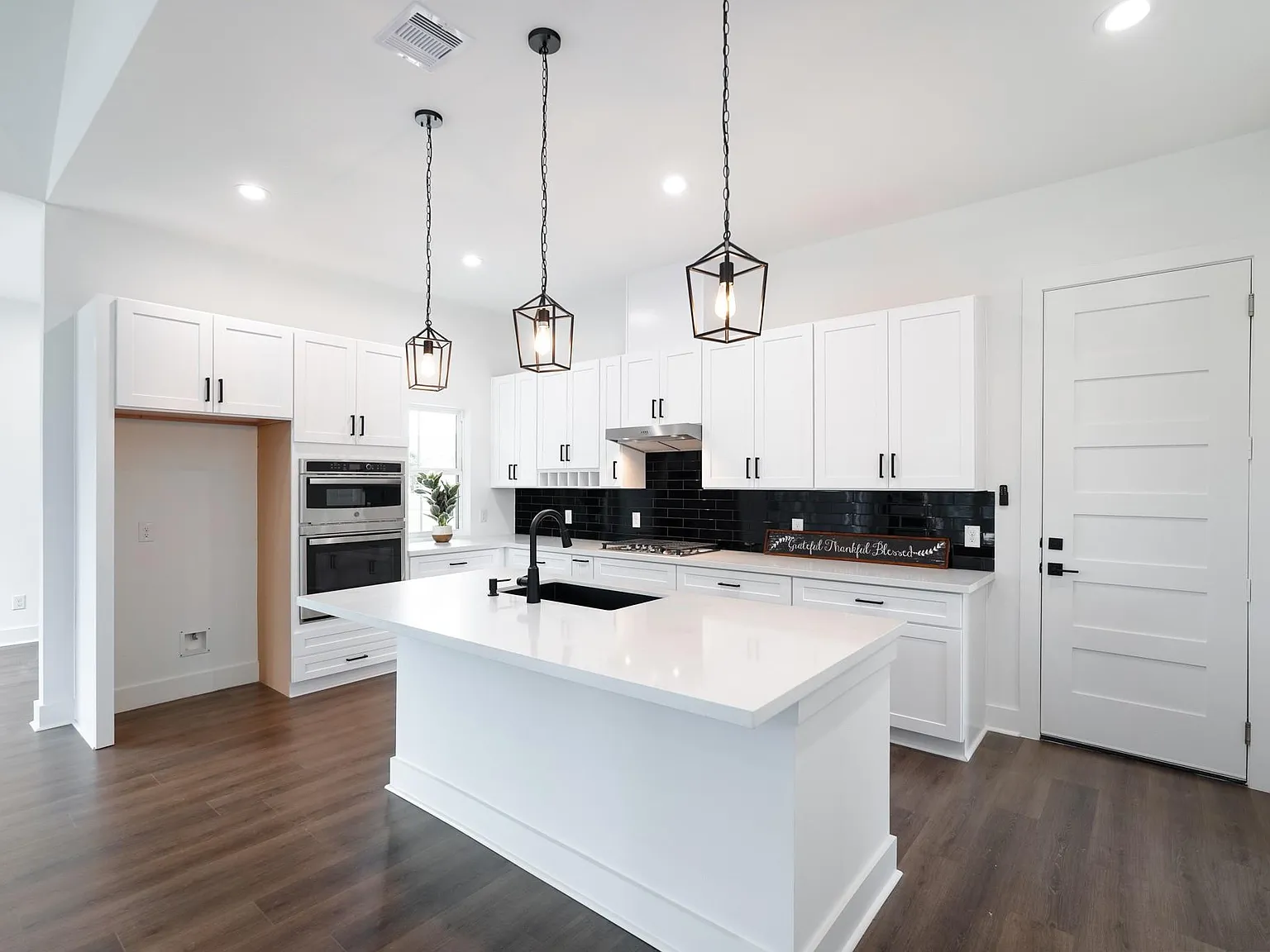 3 bed, 3.0 bath, 2223 sqft, $3,300 — Photo 4