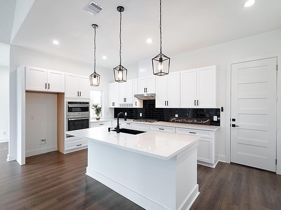 4th image of 32 Englewood Ct